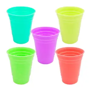 Vaso de plástico opaco chico con diseño de líneas, variedad de colore…