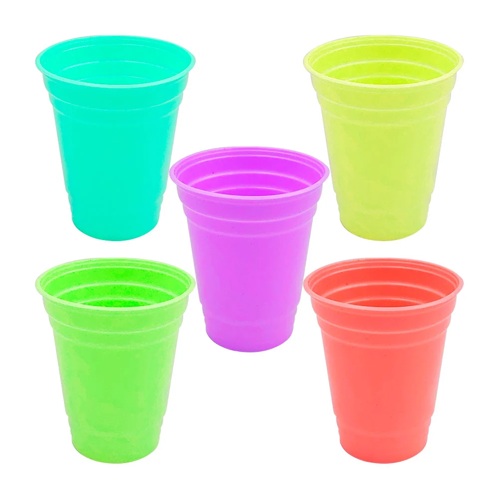 Vaso de plástico opaco chico con diseño de líneas, variedad de colore…