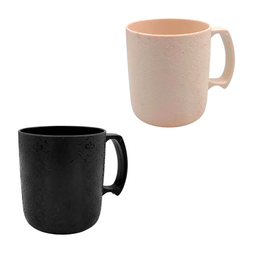 Taza de plástico con diseño tipo monograma de flores y asa agarradera…