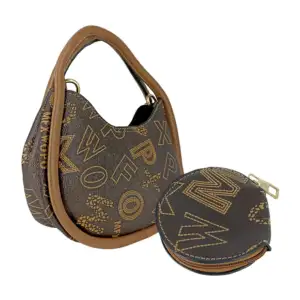 Bolsa con diseño tipo monograma, de piel sintética, con monedero y co…