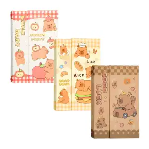 Libreta mediana de pasta gruesa, broche de imán y estampado de capiba…