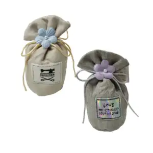 Aromatizante potpourri en bolsa de tela con una flor, variedad de mod…