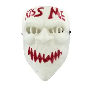 1pza Mascara blanca para halloween con leyenda kiss me en color rojo