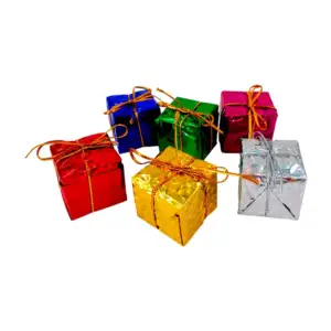 Paquete con 6 adornos colgantes navideños en forma cajas de regalo, v…