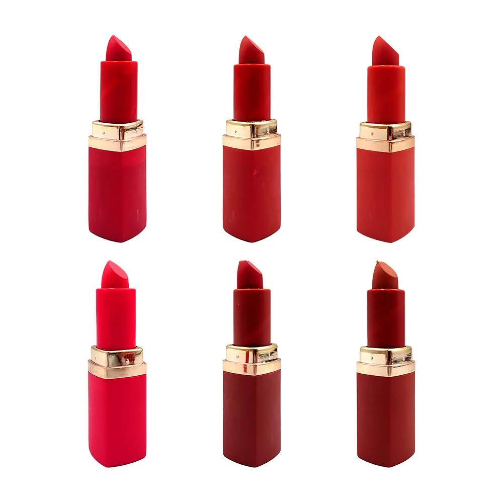 Labial en barra retráctil en efecto matte con diseño liso y línea dor…