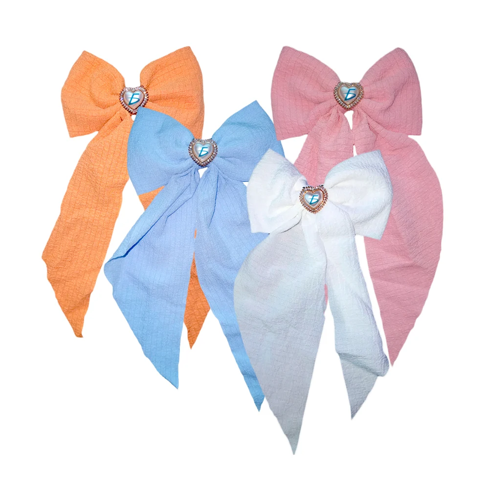 Moño con diseño corrugado y bisutería en forma de corazón, variedad d…
