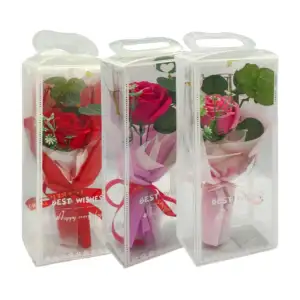 Caja transparente con ramo de rosa, hojas y listón love is eternal, v…