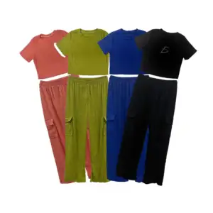 Conjunto color monocromático casual con pantalón y playera ombliguera…