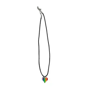 Collar de lazo tejido en color negro con dije en forma de figura y mu…