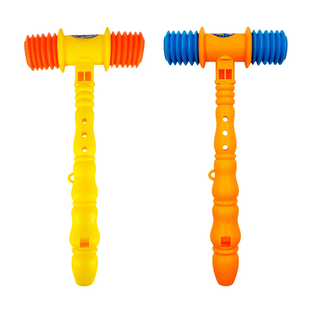 Martillo chillón con mango en forma de flauta, variedad de colores / …