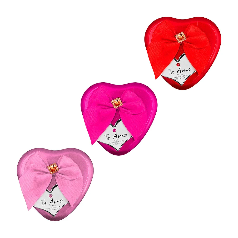 Estuche metálico chico en forma de corazón con rosas artificiales, co…