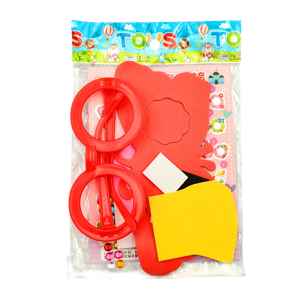 Set de manualidades con lentes de plástico, piezas de foamy, pedrería…