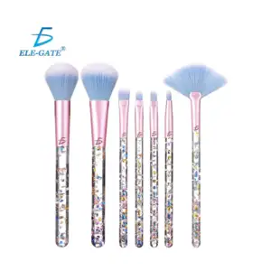 Paquete con 7 brochas para maquillaje de diferentes modelos, con mang…