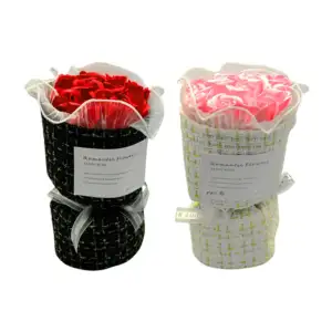 Ramo de 11 rosas artificiales con base en forma de copa y listón just…