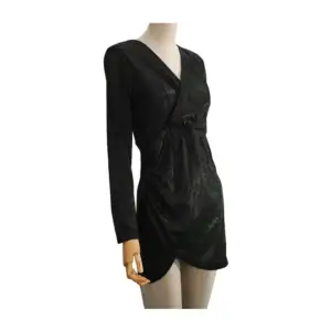 Vestido de manga larga en color negro con brillos y escote en forma d…