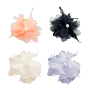 1pza Pinza grande con perla, tela en forma de flor y plumas, variedad…