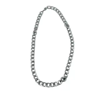 Collar tipo cadena de fantasia en color plateada con 1cm de grosor / …