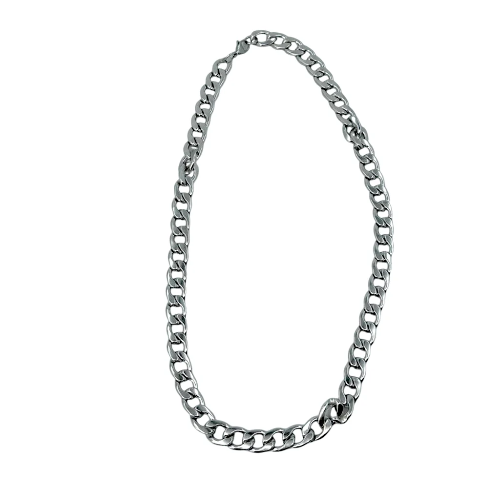 Collar tipo cadena de fantasia en color plateada con 1cm de grosor / …