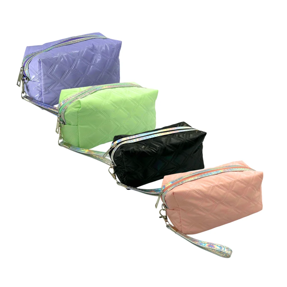 Bolsa cosmetiquera mediana con diseño de rombos y líneas, correa colg…