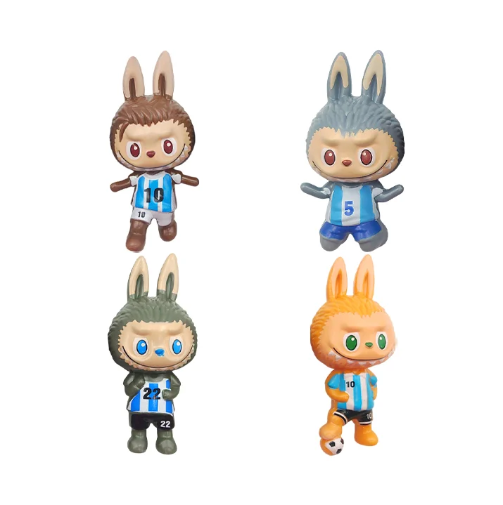 Paquete con 4 figuras chicas de plástico con diseño de labubus con tr…