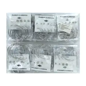 Blíster con 6 pares de aretes de fantasía en color plata, variedad de…