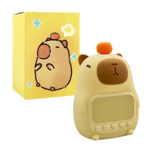 Reloj despertador en forma de capibara con una mandarina