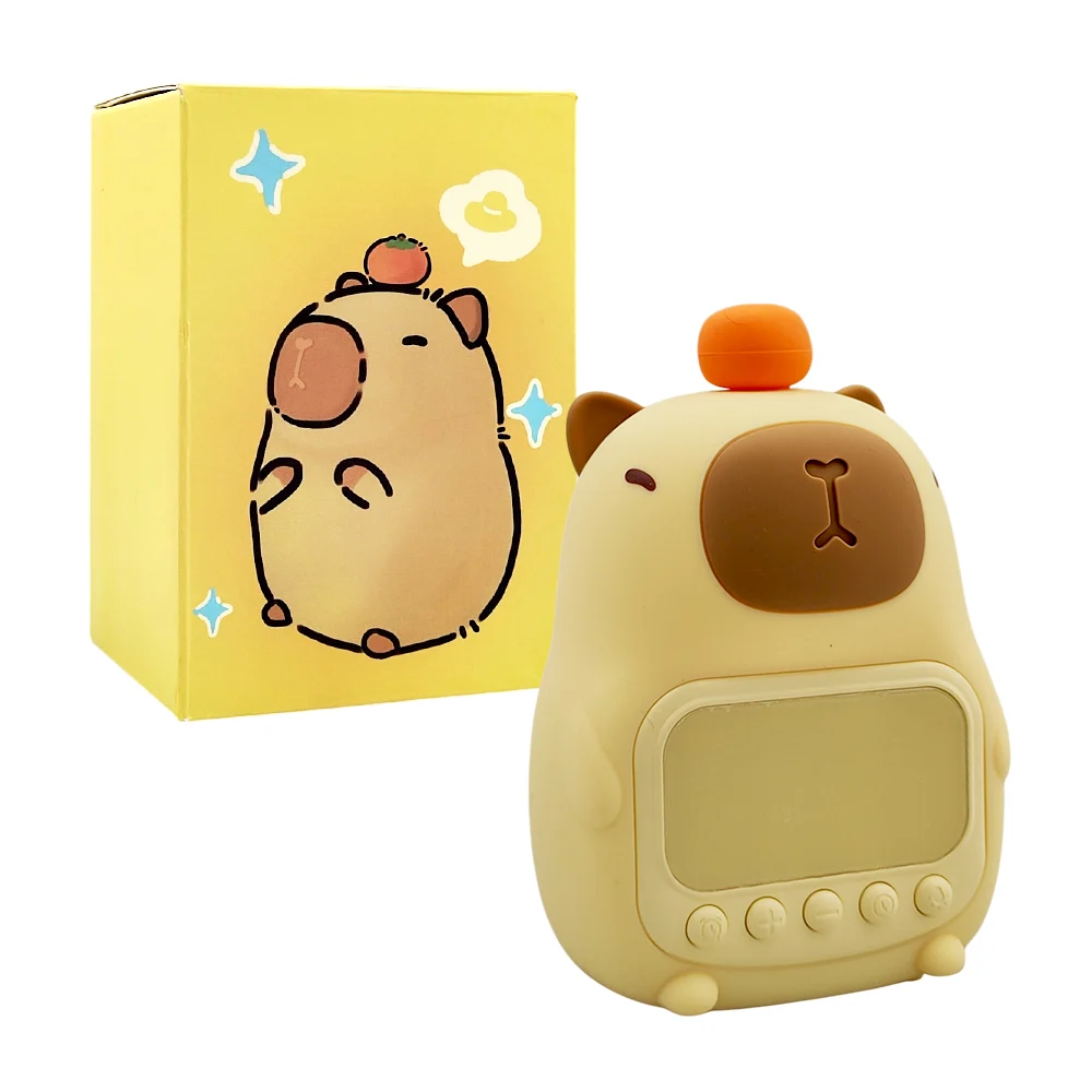Reloj despertador en forma de capibara con una mandarina