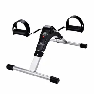 Máquina de ejercicio fitness con pedal plegable