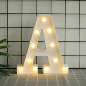 Lámpara de escritorio con diseño de la letra A / led.54.a