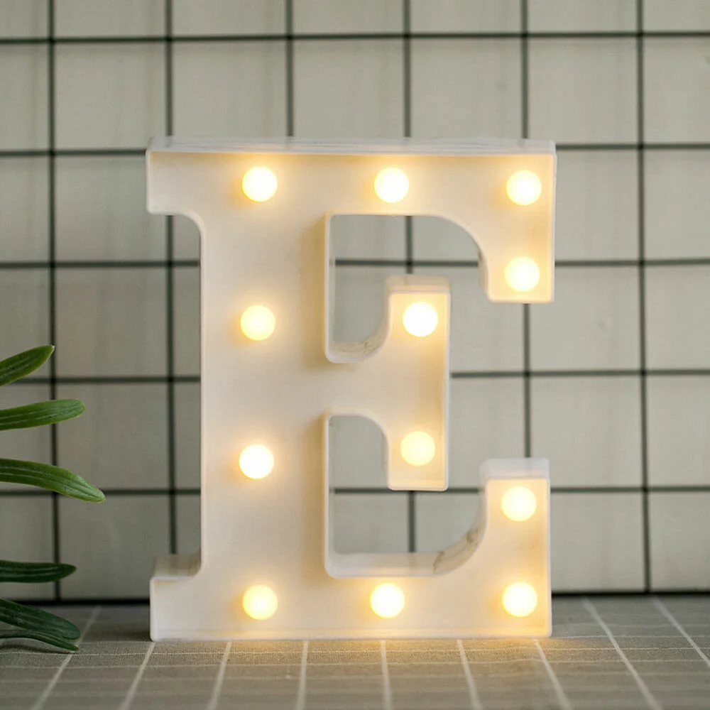 Lámpara de escritorio, con diseño de la letra E / led.54.e