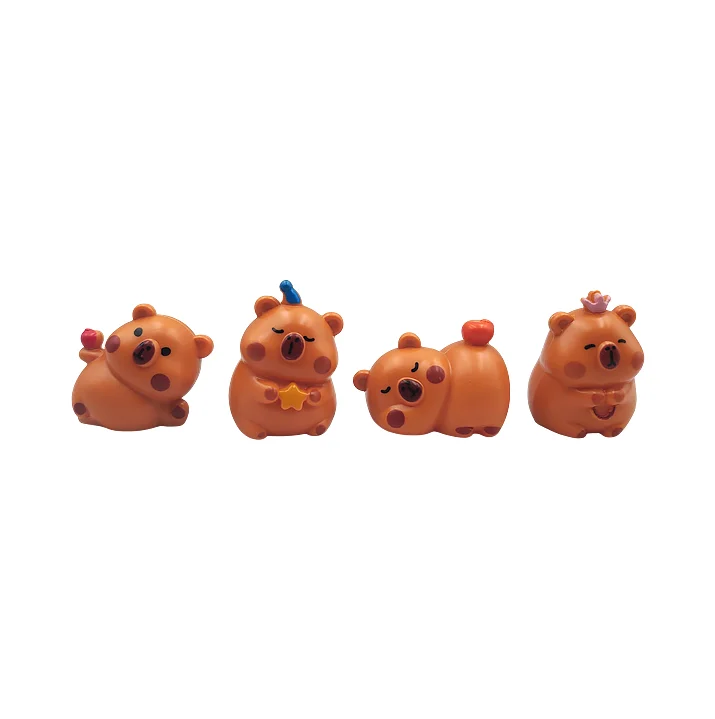 Paquete con 4 figuras chicas de plástico con diseño de capibaras, var…