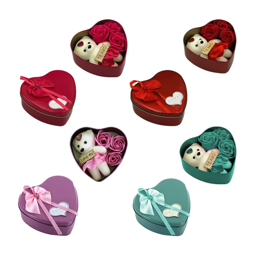 Estuche chico metálico en forma de corazón con moño, oso y 3 rosas ar…