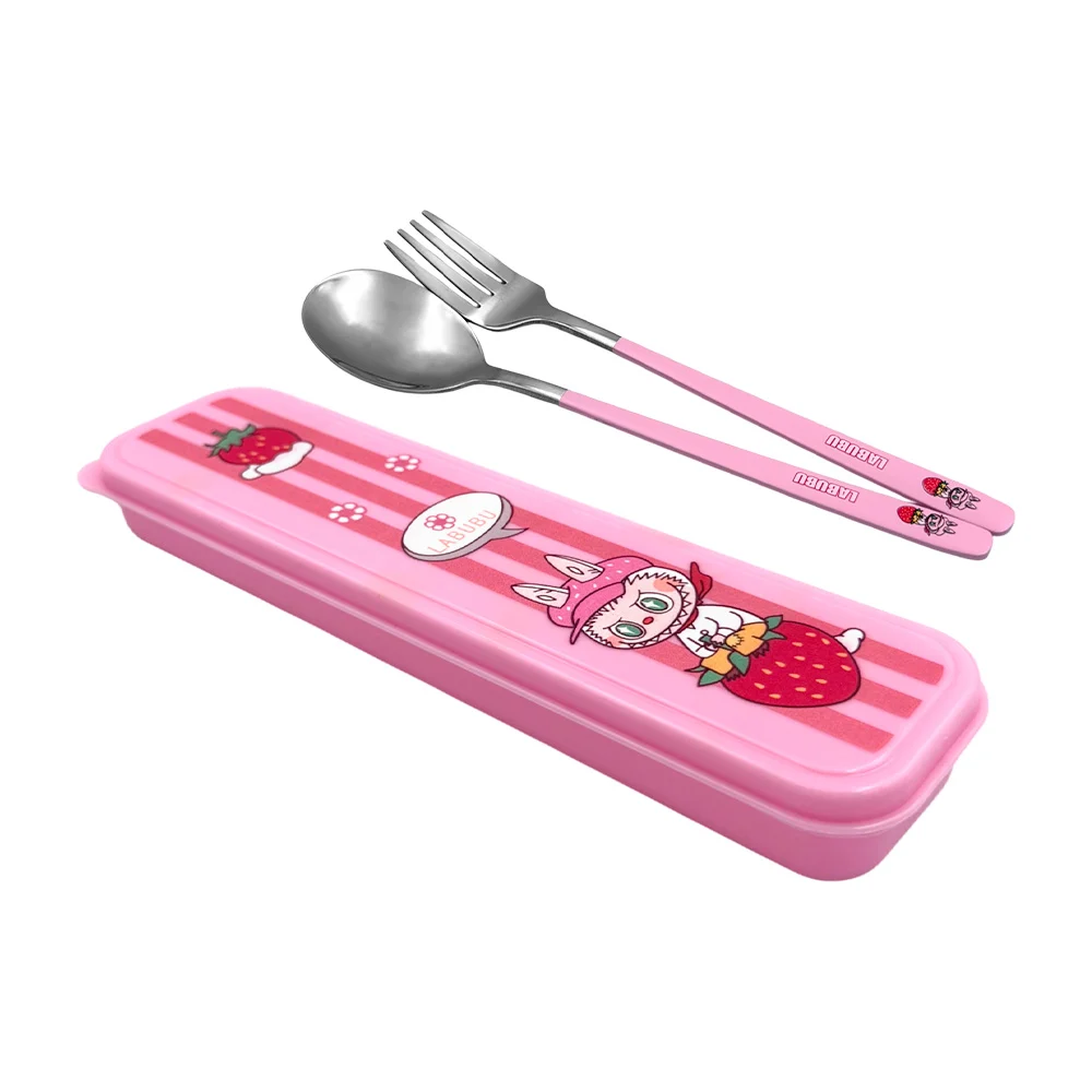 Estuche plástico con dos cubiertos metálicos con estampado decorativo…