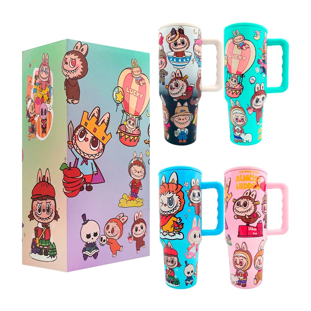 Termo metálico grande con asa, tapa lisa, popote y estampado de labub…