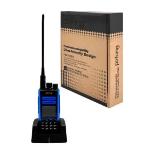 Radio walkie talkie, con botones frontales, pantalla pequeña y base d…
