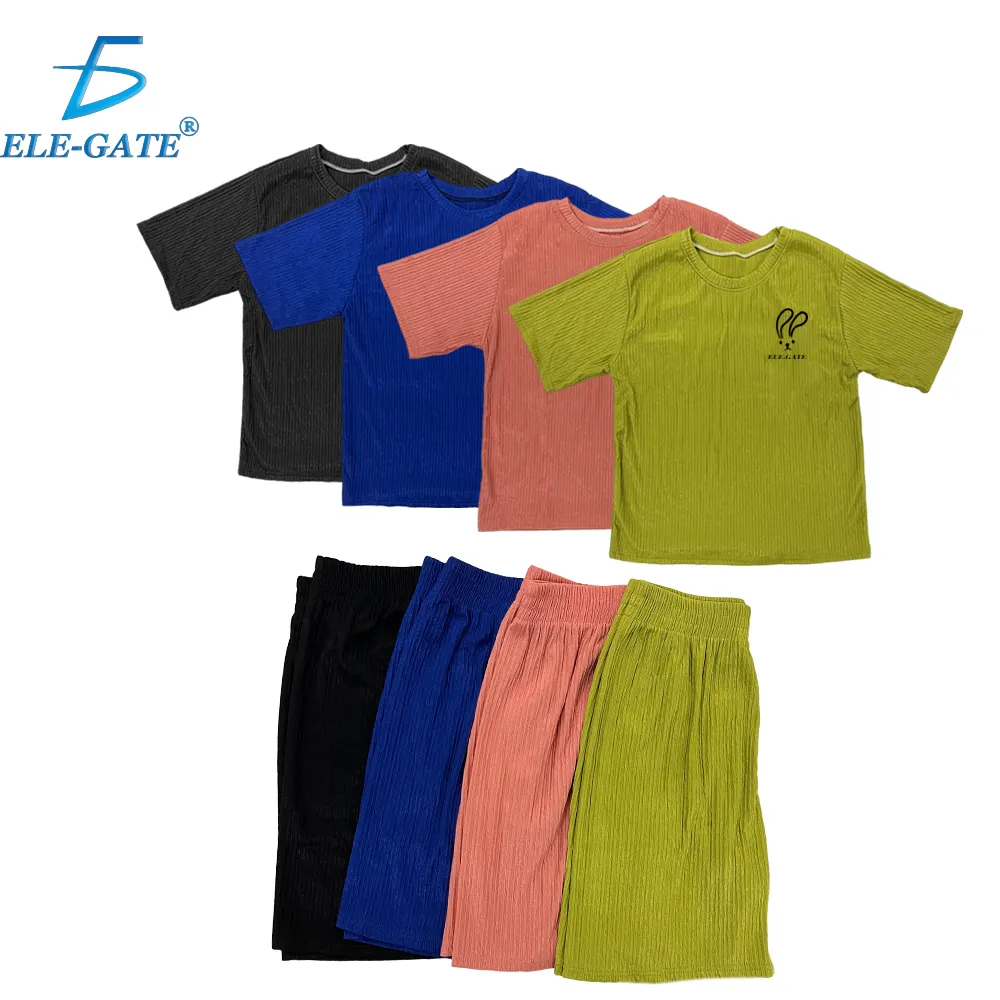 Conjunto de color monocromático con short y playera ombliguera para d…