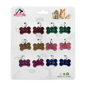 Planilla con 12 placas metálicas para mascotas con relieve de huellas…