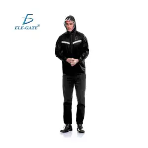 Traje impermeable negro con visera transparente y tiras reflectoras /…