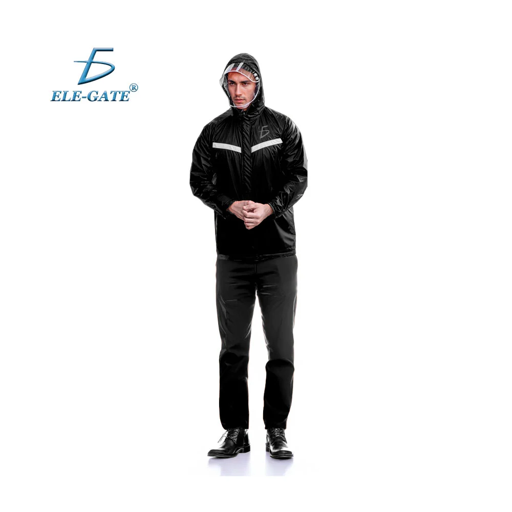 Traje impermeable negro con visera transparente y tiras reflectoras /…
