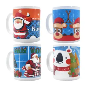 Taza de cerámica con estampado de personajes navideños y frase de fel…