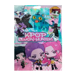 Sobre con pequeña muñeca sorpresa kpop o saja boysy cartas de batalla…