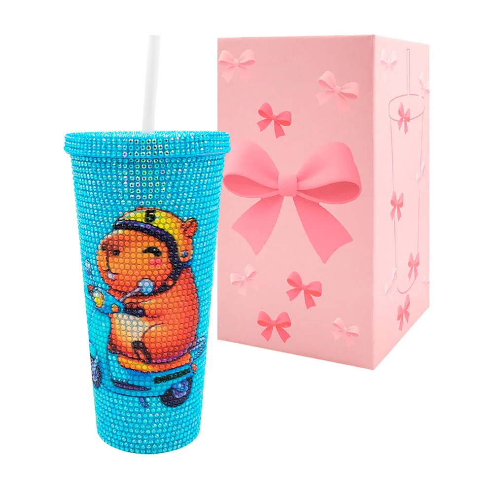 Vaso con tapa + popote, decorado con pedrería diseño de capibara, 750ml aprox