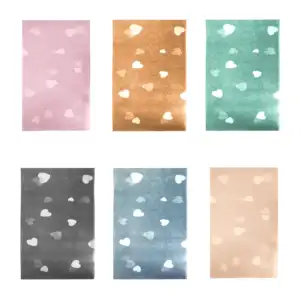Paquete con 20 pliegos de papel con estampado de corazones para envol…