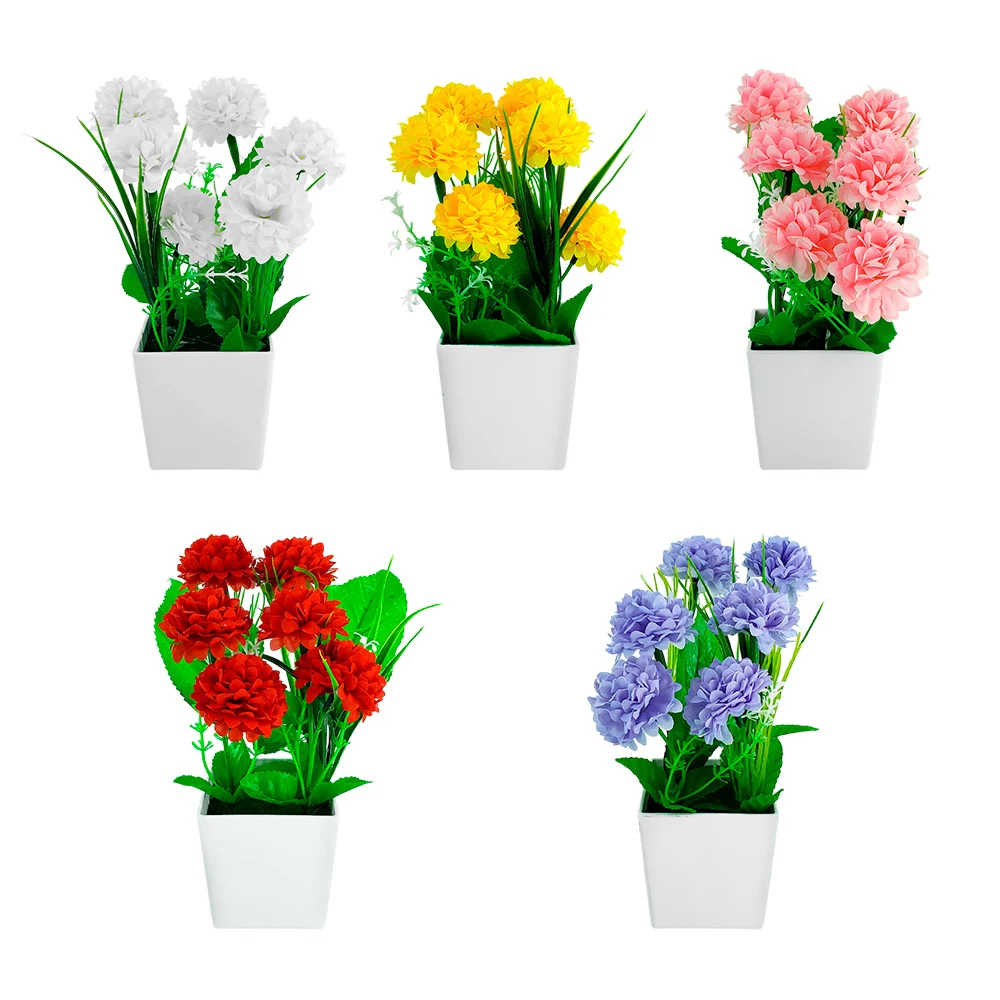 Mini maceta cuadrada color blanco, con flores artificiales tipo clave…