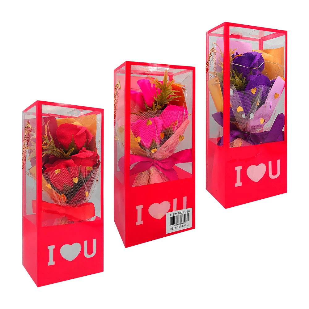 Ramo pequeño con 3 rosas, tul, moño en caja de plástico con asa caden…