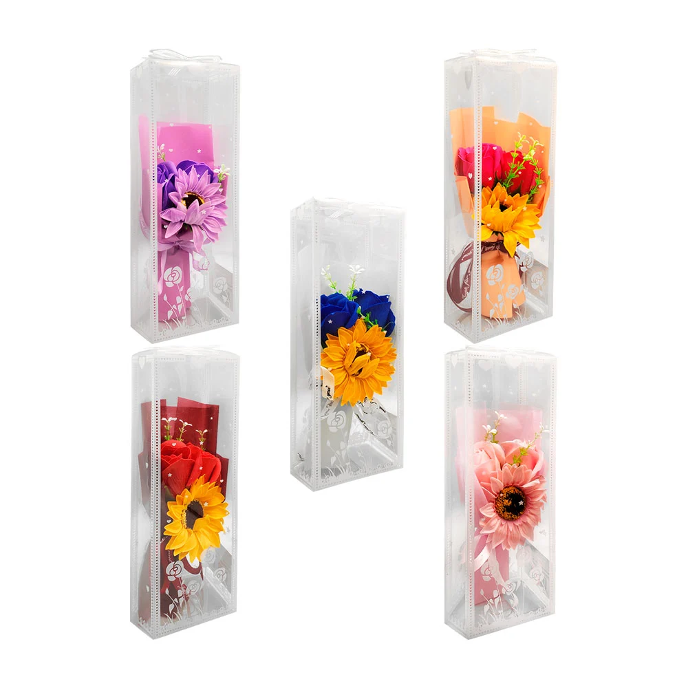 Caja transparente con ramo pequeño, 2 rosas y girasol, variedad de co…