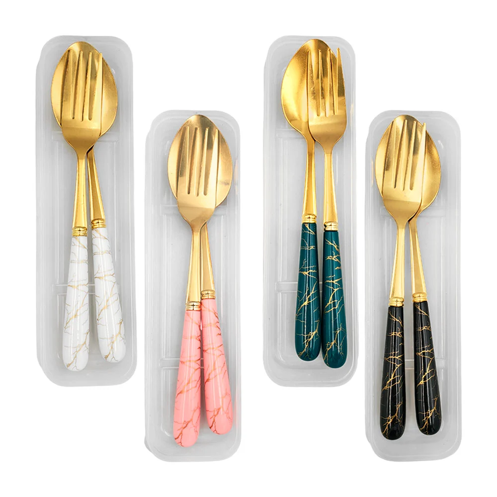 Estuche transparente con cuchara y tenedor dorados, y mango efecto má…