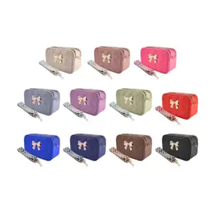 Bolsa de mano rectangular con 2 cierres dorados, detalle de moño y co…