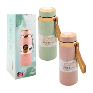 Botella termo sport de 800ml con detalles metálicos y asa de piel, va…