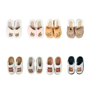 Pantuflas con suela alta afelpadas con figura de capibara, variedad /…